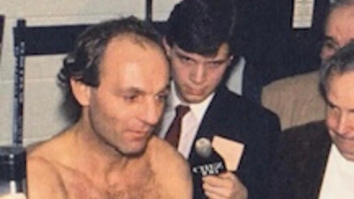 Un jeune Mark Sutcliffe interviewe la légende du hockey Guy Lafleur.