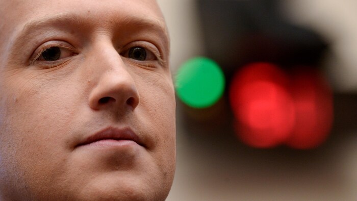 Plan rapproché de Mark Zuckerberg lors d'une audience devant un comité sénatorial.