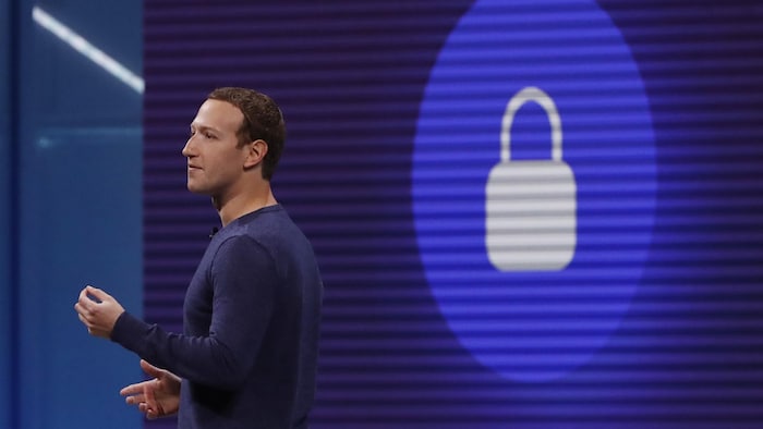 Mark Zuckerberg de profil devant un écran affichant une icône de cadenas.