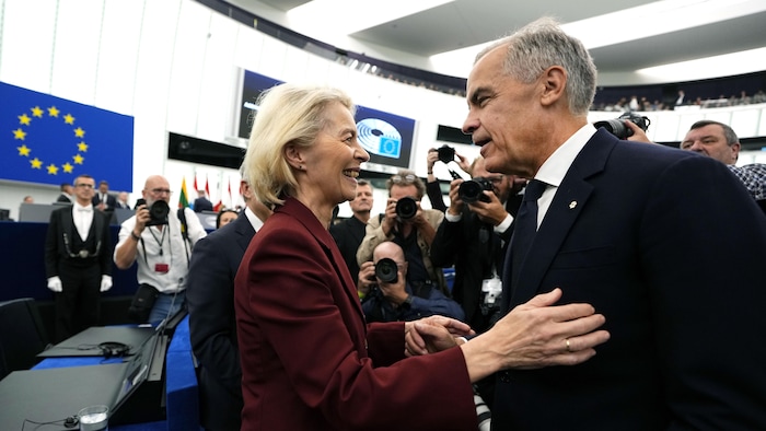 Ursula Von Der Leyen accueille Mark Carney au milieu d'une foule de photographes.