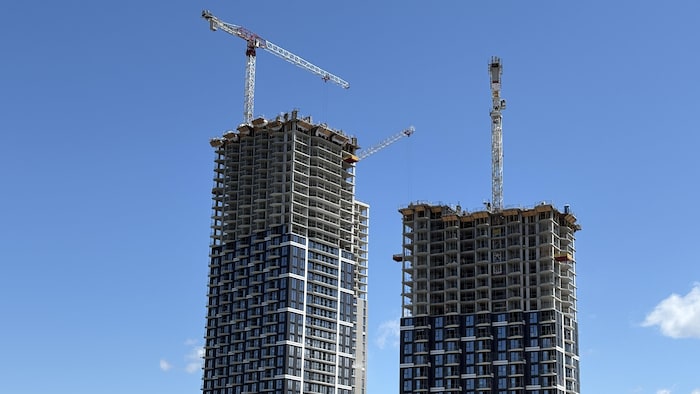Deux tours résidentielles en construction.