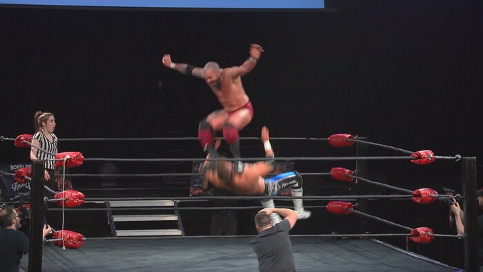 Markus Burke assène un dur coup à son adversaire, le Britannique Nick Aldis, lors du premier gala de la North Pro Canadian Wrestling, à Moncton le 17 janvier 2017