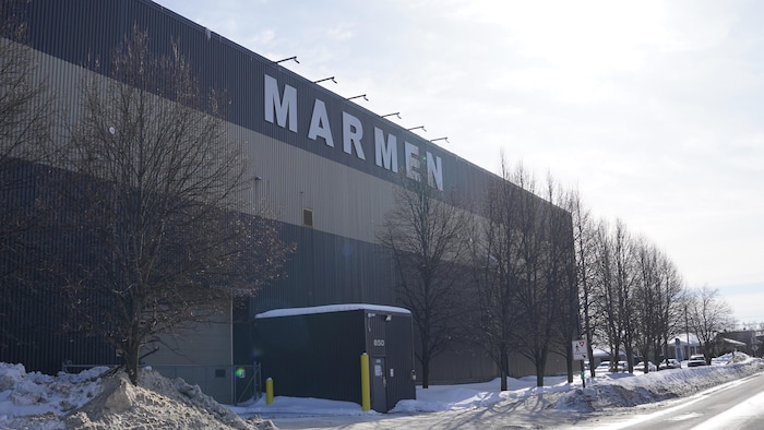 La façade d’une usine avec l’inscription Marmen, en hiver.