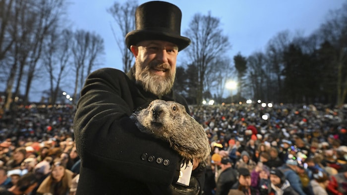 A.J. Dereume tient la marmotte Punxsutawney Phil lors de la 138e célébration du jour de la marmotte à Punxsutawney, en Pennsylvanie.