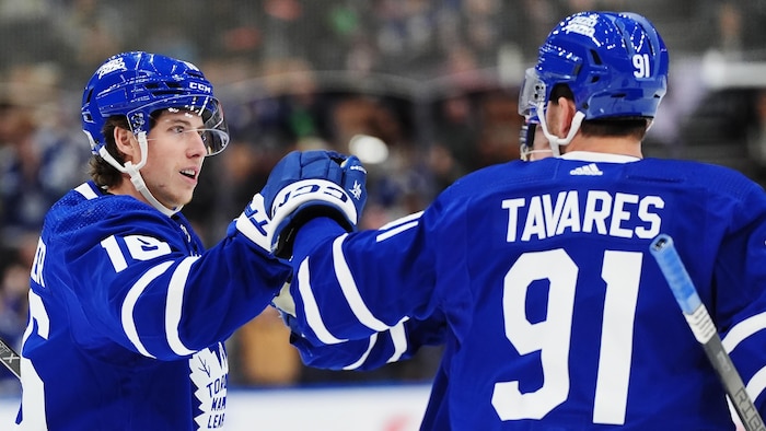 Mitch Marner, à gauche, et John Tavares célèbrent un but pendant un match.