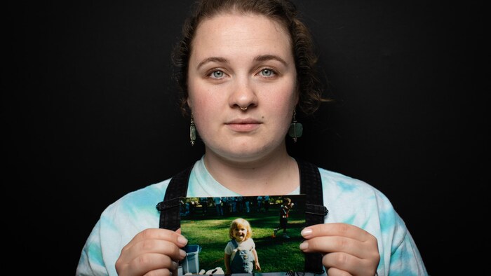 Hannah Jarvis tient une photo de sa sœur, Marni Jarvis, morte d'une surdose le 2 mai, à Vancouver.