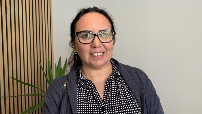 Hanane Bennouna regarde la caméra
