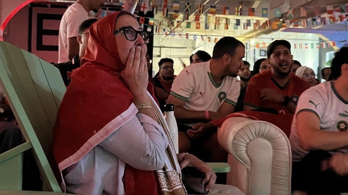 Une partisane marocaine anxieuse en regardant le match opposant le Canada au Maroc.