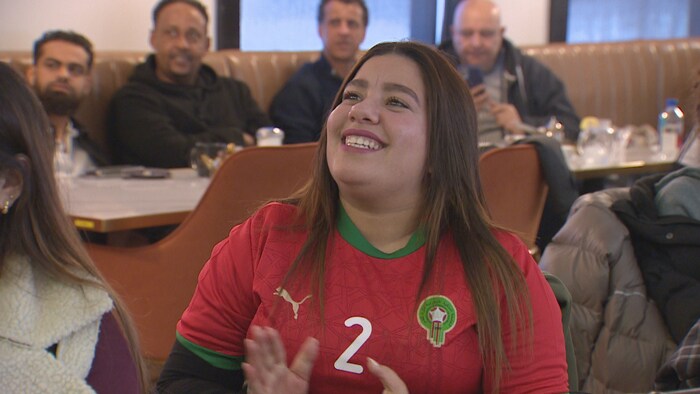 Une femme avec un maillot de soccer du Maroc.