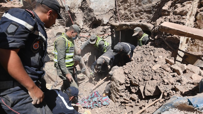 عمّال الإغاثة يبحثون عن ناجين بين الأنقاض في بلدة تكسيت المغربية المنكوبة بالزلزال. 