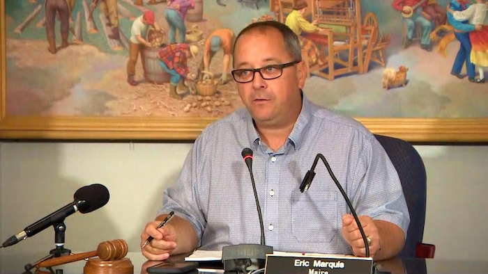 Eric Marquis donne une conférence de presse.
