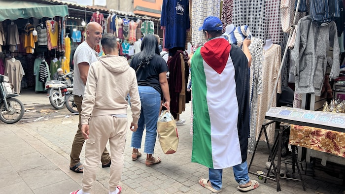 Un vendeur porte un drapeau palestinien dans la médina de Marrakech.