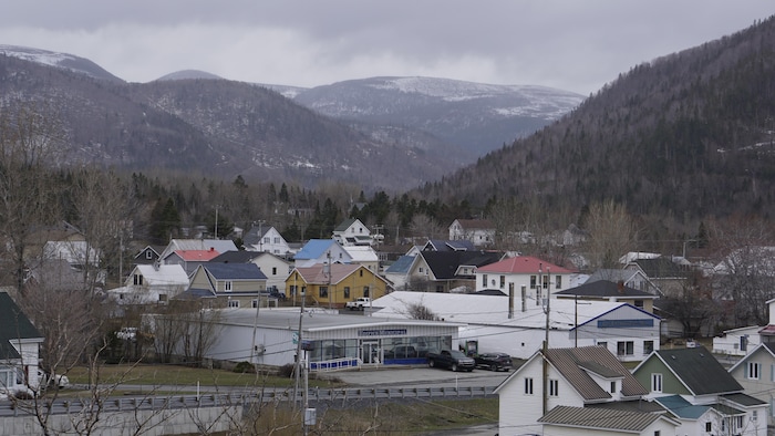 Les maisons au coeur du village de Marsoui avec au loin, les montagnes encore enneigées.