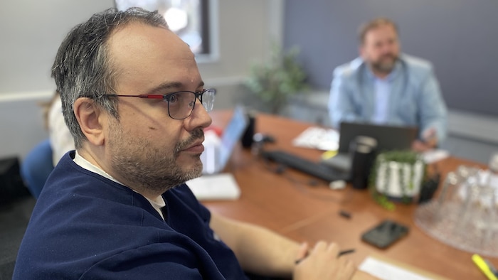 Un homme assis à une table.