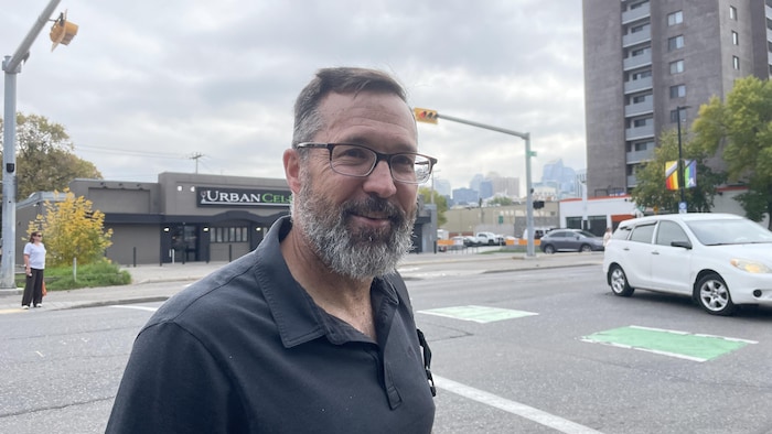 Un homme prend la pose devant une intersection de Calgary.