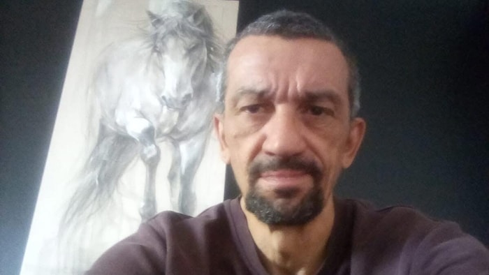 Un homme prenant une photo dans une résidence.
