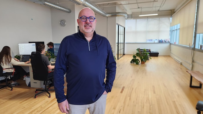 Martin Carpentier dans les bureaux de Jakarto.