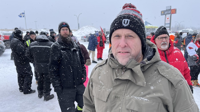 Martin Dugas pose devant la caméra parmi les manifestants.