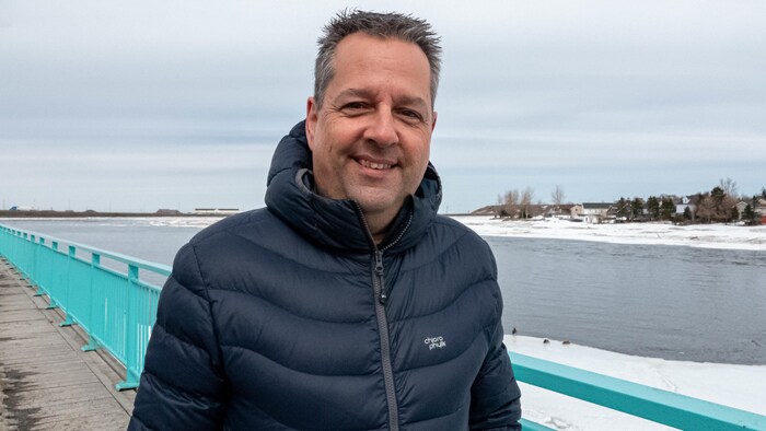 Martin Finn devant la rivière Matane au centre-ville.