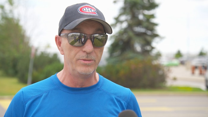 Un homme portant une casquette des Canadiens de Montréal.