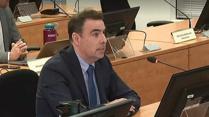Martin Guérard s'adresse au commissaire Gallant.