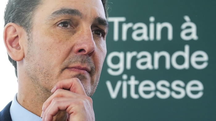 Martin Imbleau participe à une annonce à propos des prochaines étapes du train à grande vitesse à Gatineau, au Québec.