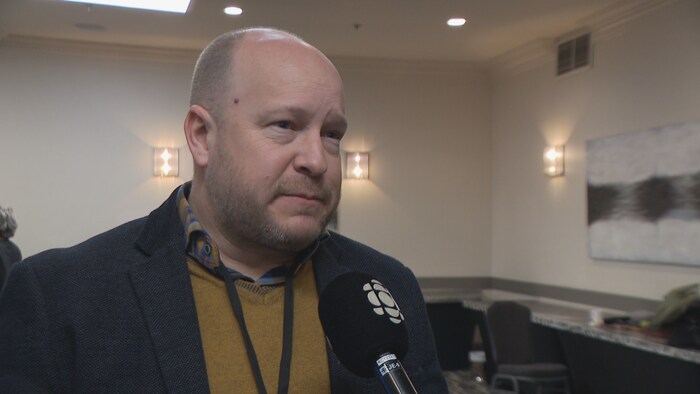 Martin Mallet répond aux questions des journalistes.