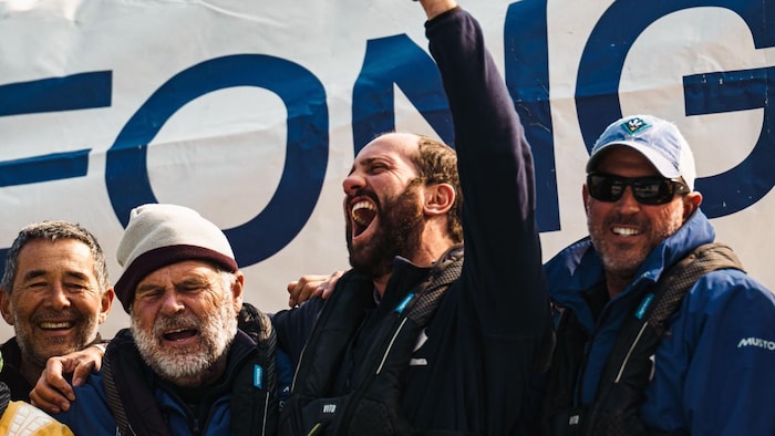 Des hommes célèbrent une victoire.