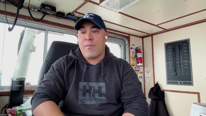 Martin Noël en entrevue dans son bateau de pêche.