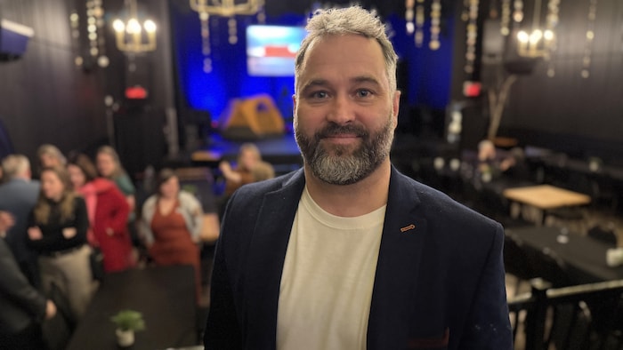 Martin Poitras sourit à la caméra. 