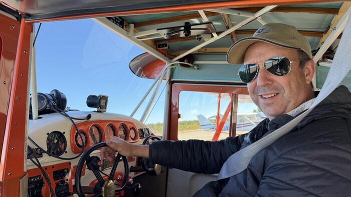 Martin Rousseau Ils restaurent un vieil avion de 1946 | Radio-Canada