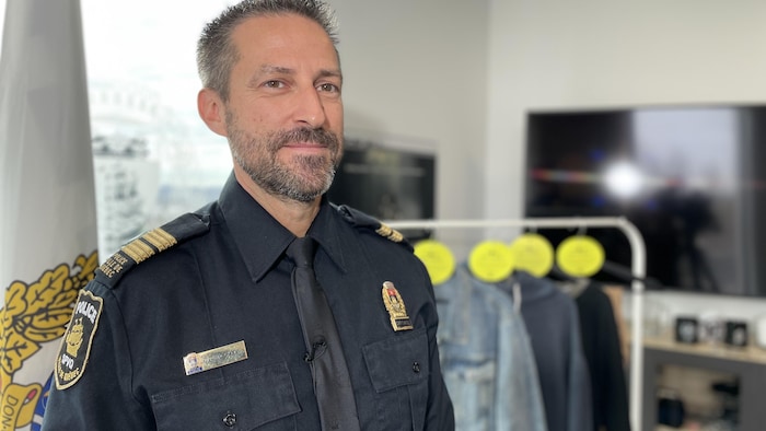 Un policier regarde la caméra