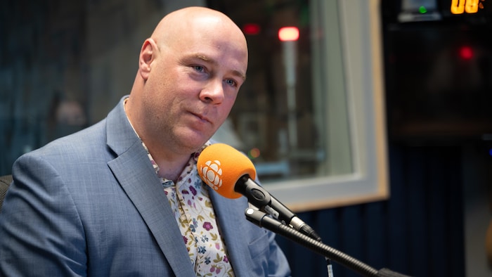 Martin Théberge en entrevue dans un studio radiophonique. 