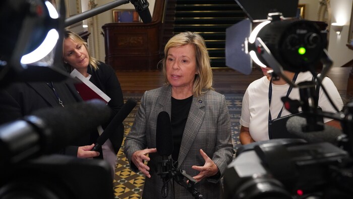 Martine Biron en mêlée de presse.