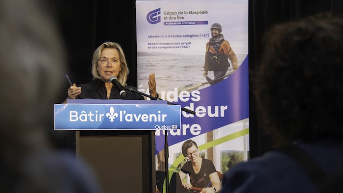 Martine Biron en train de parler derrière un podium.