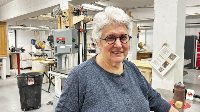 Portrait de Martine Cliche dans l'atelier de l'ébénisterie communautaire de Rimouski. 
