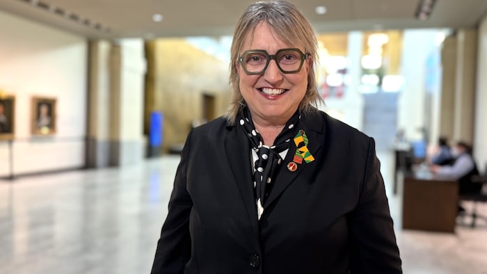 Martine Hébert dans un corridor intérieur.