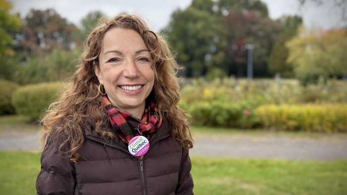 Martine Ouellet dans un parc.