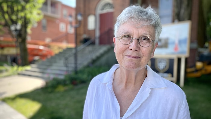 La mairesse devant une église de Danville.