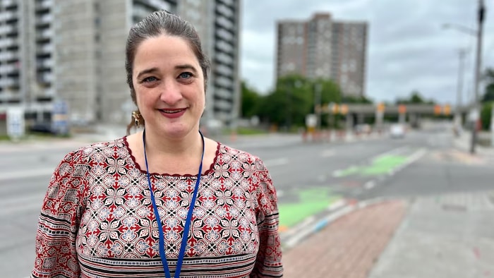 La conseillère municipale du quartier Alta Vista, Marty Carr, dehors devant des immeubles.