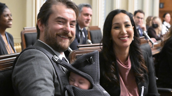Gregory Kelley et Marwah Rizqy au Salon bleu avec leur bébé.