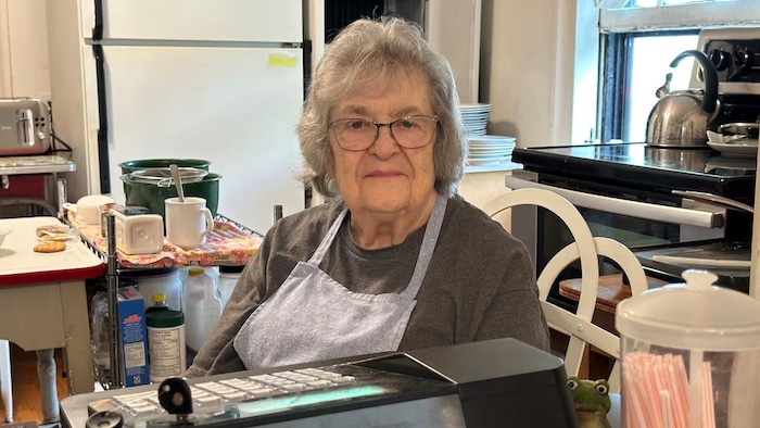 Mary Ann Cuderman dans son commerce.