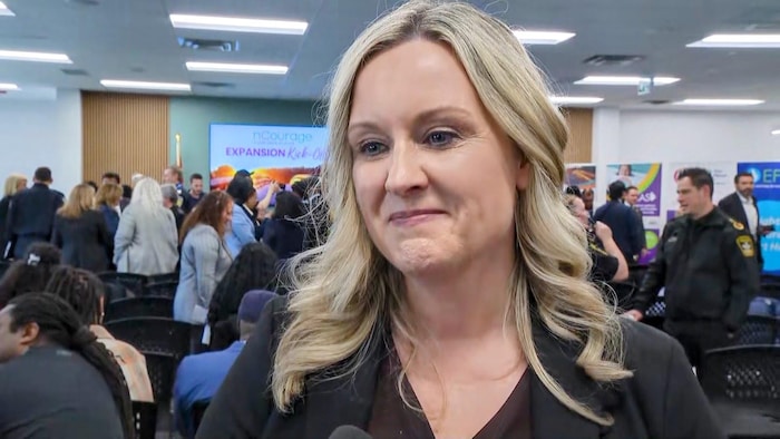 Mary Beth Moellenkamp répond aux questions des journalistes lors d’une conférence de presse le 11 mai 2026.