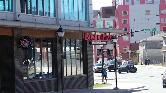 Le Boston Pizza sur la rue Water au centre-ville de St-Jean de Terre-Neuve.