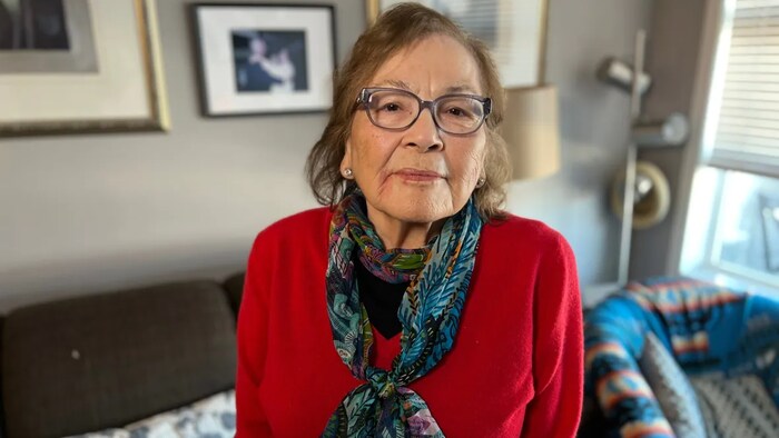Mary Courchene, de la Première Nation Sagkeeng photographiée dans le salon d'une maison.