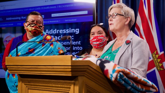 Mary Ellen Turpel-Lafond est accompagnée de dirigeants autochtones lors du point de presse du 9 juillet 2020.