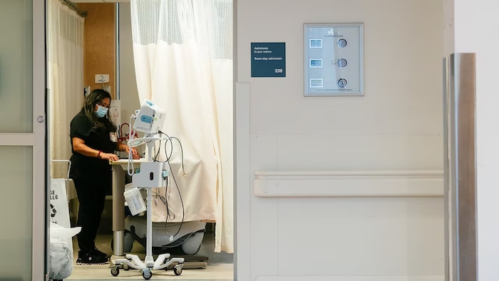 الممرضة ماري غريس أوكامبو أثناء العمل في مستشفى ومعهد مونتريال للأعصاب.