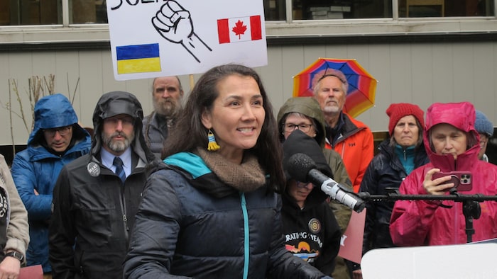 Mary Peltola s'adresse à la foule en campagne électorale.