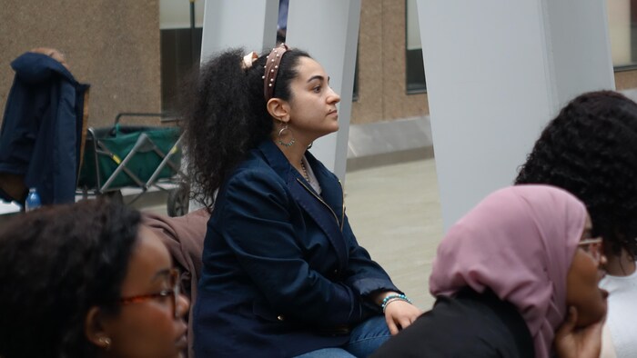 Mary Shakir est assise sur une chaise.