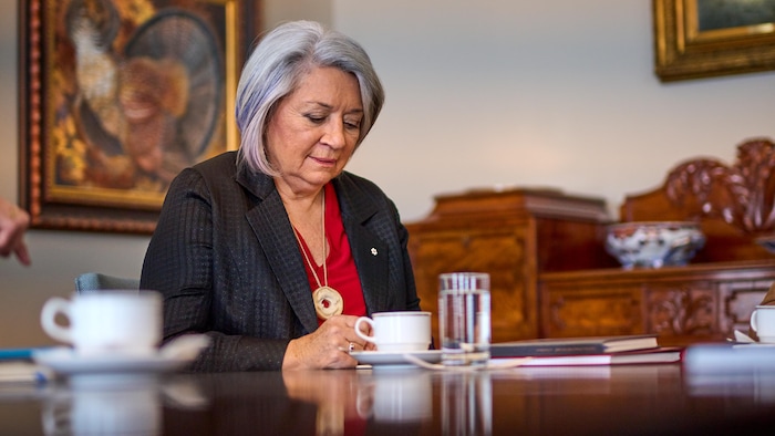 Mary Simon, gouverneure générale du Canada, regarde un calepin. 
